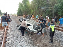 Tersambar Kereta Api di Madiun, Mobil Agya Terbalik dan Ringsek
