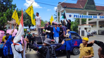 Warga  Bawean Unjuk Rasa Tolak Rencana Kenaikan Tarif Tiket Kapal Express Bahari