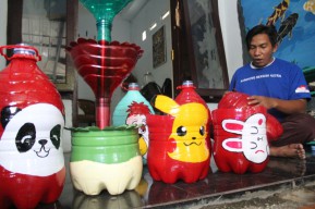 Pot Estetik Berbahan Galon Bekas, Sumber Cuan Pria Jombang