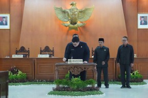 Sah! Lewat Rapat Paripurna, Mas Dhito Naikkan Bantuan Keuangan Parpol