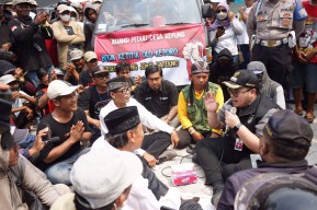 Mediasi Pendemo di Desa Kepung, Mas Dhito: Pemimpin itu Melayani, Bukan Dilayani