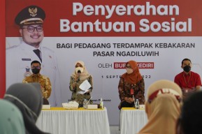 Mas Dhito Beri Bantuan Modal untuk Pedagang Terdampak Kebakaran Pasar Ngadiluwih