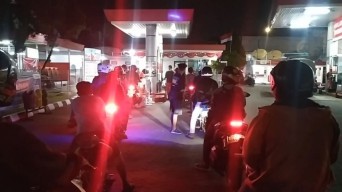 Antrean Panjang SPBU di Jombang Terjadi hingga Dini Hari