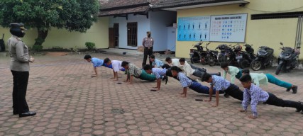 Pamit Sekolah Malah Nongkrong di Warkop, Belasan Pelajar Tulungagung Dirazia