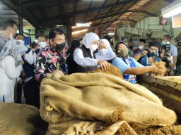 Khofifah Apresiasi Pengembangan Unit Usaha Koperasi Kareb Bojonegoro