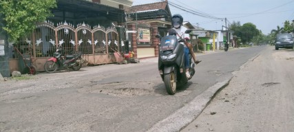 Ruas Jalan Jogoroto-Peterongan Jombang Rusak, Ancam Nyawa Pengendara