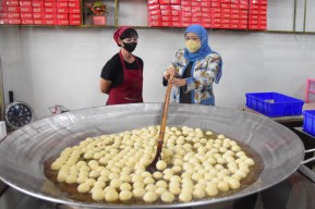 Ketika Khofifah Menyaksikan Pembuatan Onde-onde Legend Bo Liem di Kota Mojokerto