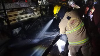 2 Mobil Mewah Terbakar di Surabaya, 13 Damkar Diterjunkan