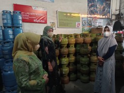 Khofifah Cek Harga, Stok dan Distribusi Elpiji 3 Kilogram di Jombang