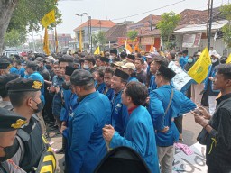 Hanya Dijanjikan Bertemu 2 Hari Lagi, Unjuk Rasa di Kantor DPRD Jombang Bubar