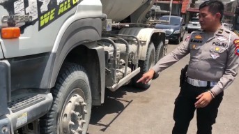 Pria di Bojonegoro Tewas Usai Becak yang Dikayuhnya Terserempet Truk