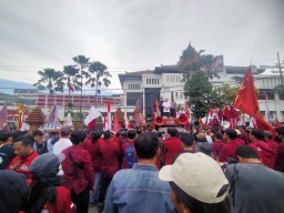 Ribuan Massa IMM Unjuk Rasa Depan DPRD Jatim, Dorong Bemo Bareng-bareng