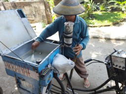 Cerita Pedagang Jajanan Jadul Arbanat, Kayuh Sepeda hingga 20 Km di Jombang