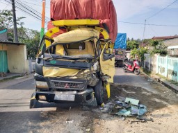 2 Truk Tabrakan di Desa Kunjang Kediri, 1 Orang Tewas