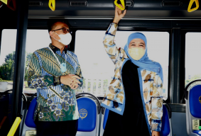 Gubernur Khofifah Jajal Bus Listrik Merah Putih Buatan PT INKA, Piye Rasane Bu?
