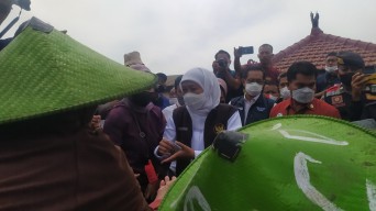 Gubernur Jatim Bagikan Bansos untuk Pedagang, Nelayan hingga Ponpes di Lamongan
