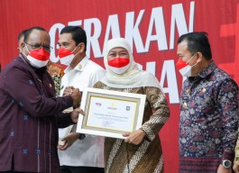 Dukung Pembagian 10 Juta Bendera Merah Putih, Pemprov Jatim Raih Penghargaan