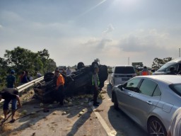 Dua Mobil Terlibat Kecelakaan di Tol Jombang