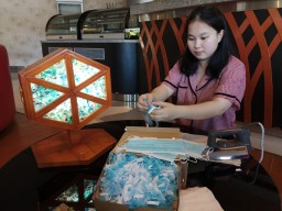 Mahasiswi UK Petra Surabaya Ciptakan Lampu Hias Berbahan Masker Bekas