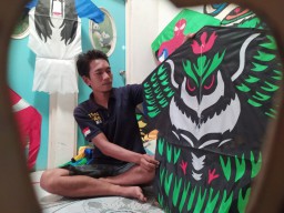 Pengrajin Layangan Karakter di Jombang, Omzetnya hingga Puluhan Juta