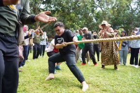Mas Dhito Adu Kuat dengan Kepala SKPD dalam Lomba Tarik Tambang