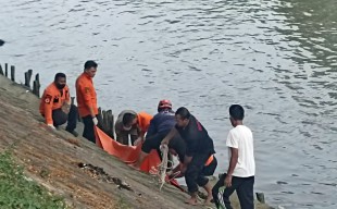 Sempat Dikira Biawak, Ternyata Mayat Pria Mengambang di Sungai Jagir Surabaya
