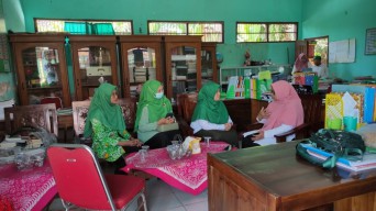 34 Murid MI di Desa Ini Terima Bantuan Seragam dan Gratis Iuran Sekolah Setahun