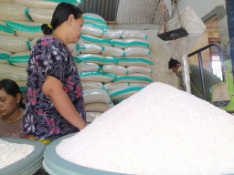 Harga Beras di Jombang Terus Meningkat, Pedagang dan Pembeli Mengeluh