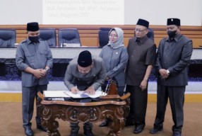 PAD Naik Rp233 Miliar, Bupati Gresik Fokus Perbaikan Ekonomi Masyarakat