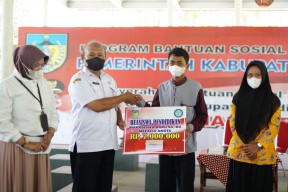 Mas Dhito Beri Beasiswa untuk Ratusan Mahasiswa di Kediri