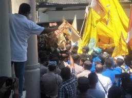 Unjuk Rasa Sempat Ricuh, Massa PMII Bojonegoro Akhirnya Temui Anggota Dewan