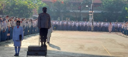 Saat Satresnarkoba Polrestabes Pimpin Upacara di SMKN 1 Surabaya