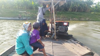 Harga BBM Meningkat, Penyedia Sampan di Lamongan Tak Tega Naikkan Tarif