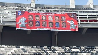 Spanduk DPRD Surabaya di GBT Disorot Netizen: Kick Out Political Footbal