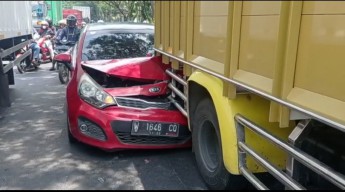 Pilihan Pembaca: Penyebab Tabrakan Beruntun, Pemakaman Jenazah, Senggol Mobil