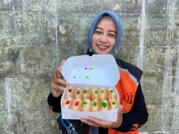 BBM Naik dan Orderan Sepi, Driver Ojol Perempuan di Kediri Nyambi Jualan Donat