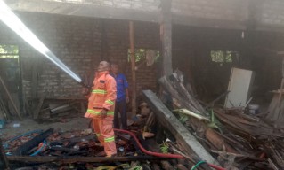 Diduga Akibat Puntung Rokok, Tempat Pembuatan Mebel di Sumenep Terbakar
