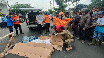 Terjatuh Saat Salip Truk Molen, Wanita Asal Petemon Surabaya Tewas Terlindas