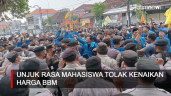 Video: Aksi Saling Dorong Warnai Unjuk Rasa Tolak Kenaikan BBM di Jombang