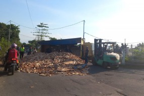 Truk Terguling di Sidoarjo, Muatan Kayu Potongan Sempat Tutup Jalan