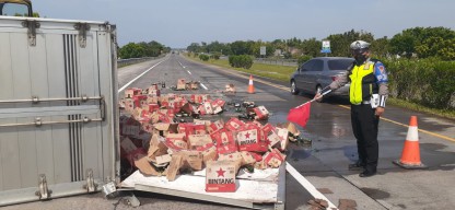 Truk Box Bermuatan Bir Pecah Ban di Tol Jombang, Jalan Bau Alkohol