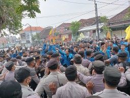 Unjuk Rasa Kenaikan Harga BBM, Mahasiswa dan Polisi di Jombang Saling Dorong
