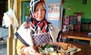 Menikmati Iwak Kali Brantas di Warung Sambelan Cak Mail Jombang