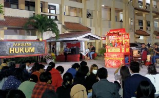 Ketika Wayang Potehi asal Jombang Ditampilkan di Fakultas Hukum Untag Surabaya