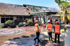 Wisma Gerbera Kompleks Perumahan Dinas PT Petrokimia Gresik Terbakar