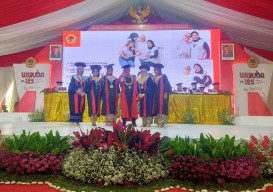 Untag Surabaya Kukuhkan 1.659 Wisudawan, Ada yang Satu Keluarga