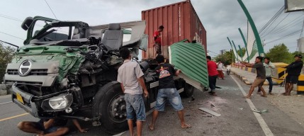 Tronton Tabrak Truk Parkir di Pamekasan, Begini Kondisinya