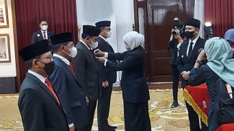 Belasan OPD Pemprov Jatim Terima Medali Jer Basuki Mawa Beya Perak