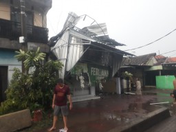Belasan Rumah di Sidoarjo Rusak Akibat Hujan Angin, Dua Warga Terluka