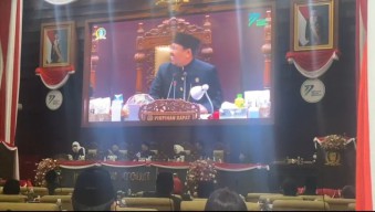 Momen Anwar Sadad Lempar Pantun ke Gubernur Khofifah, Milih Gubernur Opo Wapres?